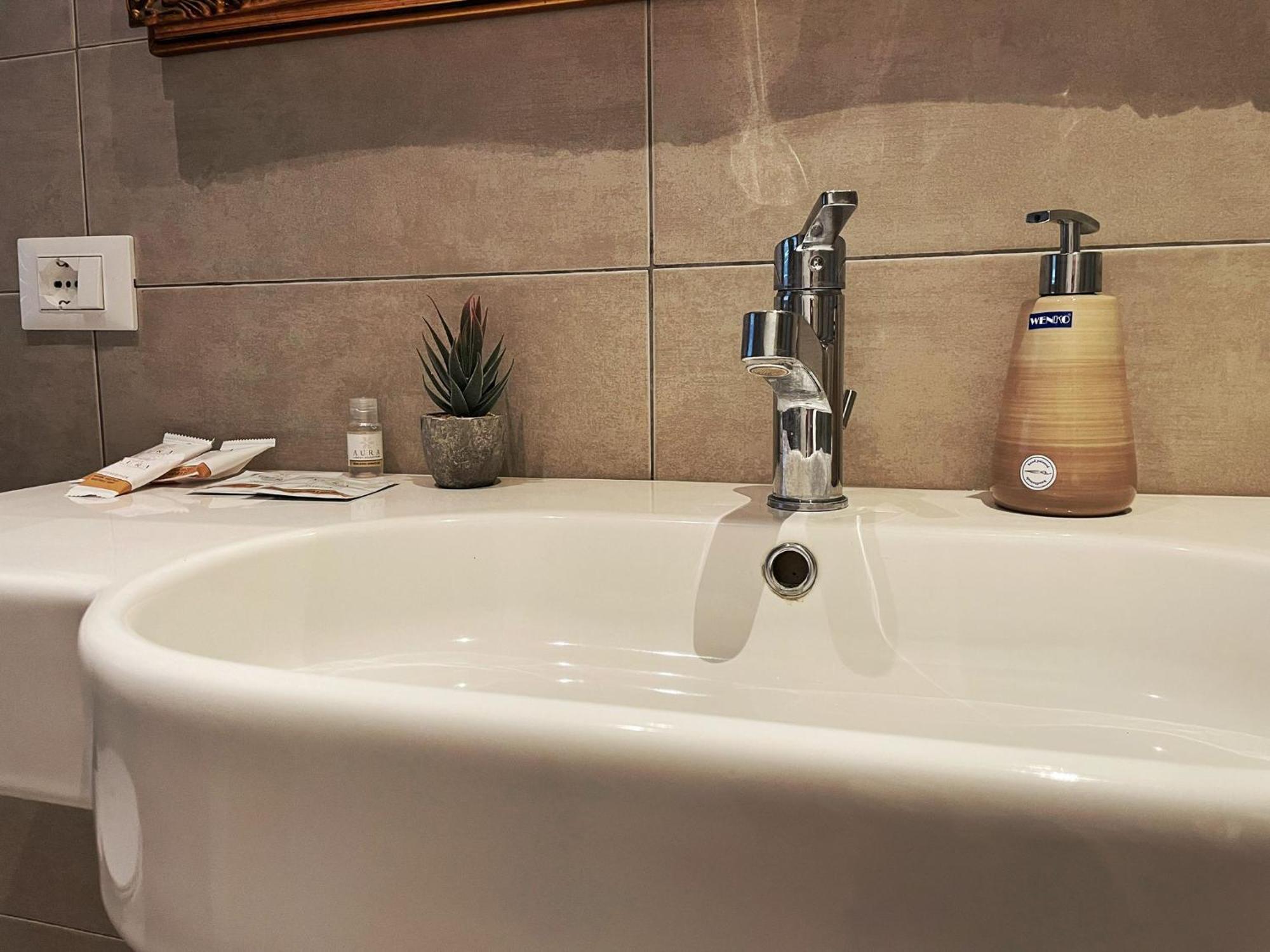 Alla Scaletta - Stanze Con Bagno Privato E Wifi A Pochi Passi Dal Duomo ミランドラ エクステリア 写真