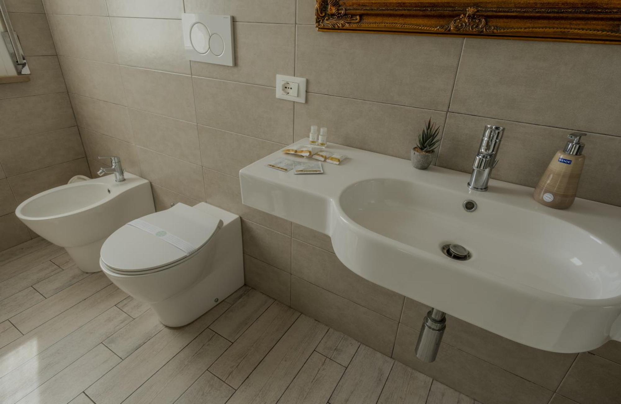 Alla Scaletta - Stanze Con Bagno Privato E Wifi A Pochi Passi Dal Duomo ミランドラ エクステリア 写真