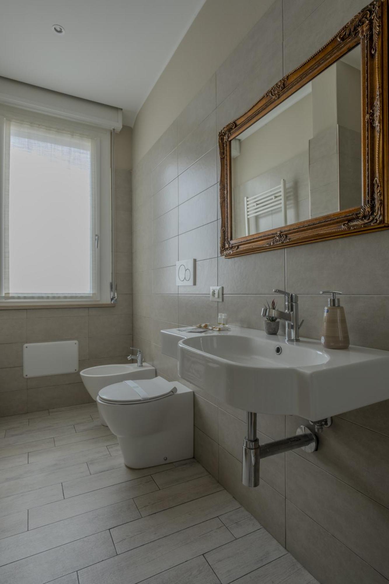 Alla Scaletta - Stanze Con Bagno Privato E Wifi A Pochi Passi Dal Duomo ミランドラ エクステリア 写真